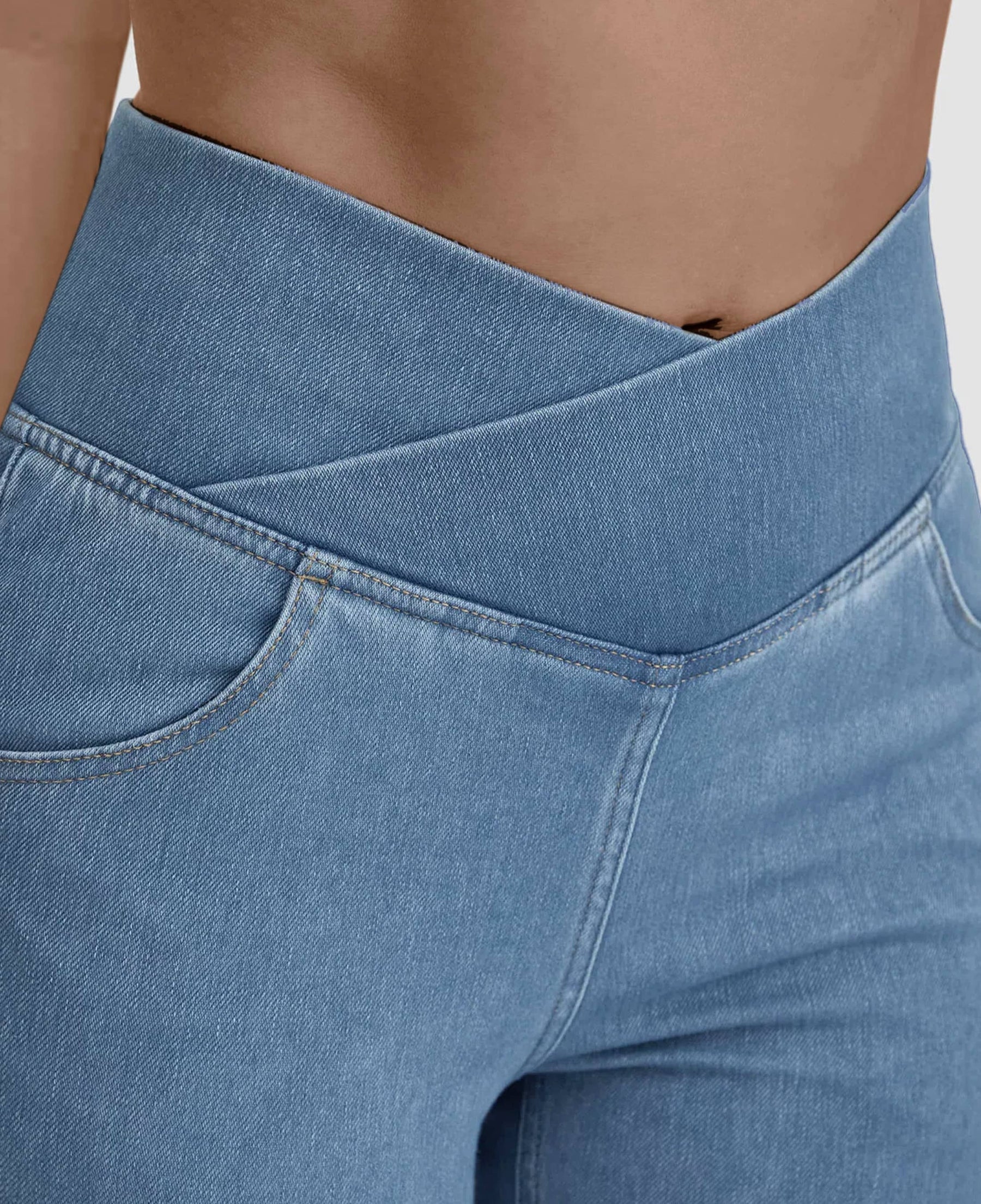 Calça Jeans de Cintura Alta Cruzada