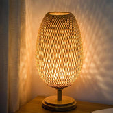 Luminária de Mesa em Rattan com Design Elegante