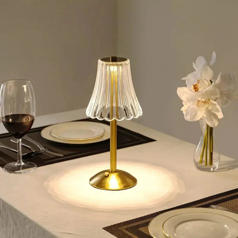 Luminária de Mesa Sem Fio com Abajur Dourado e Design Elegante