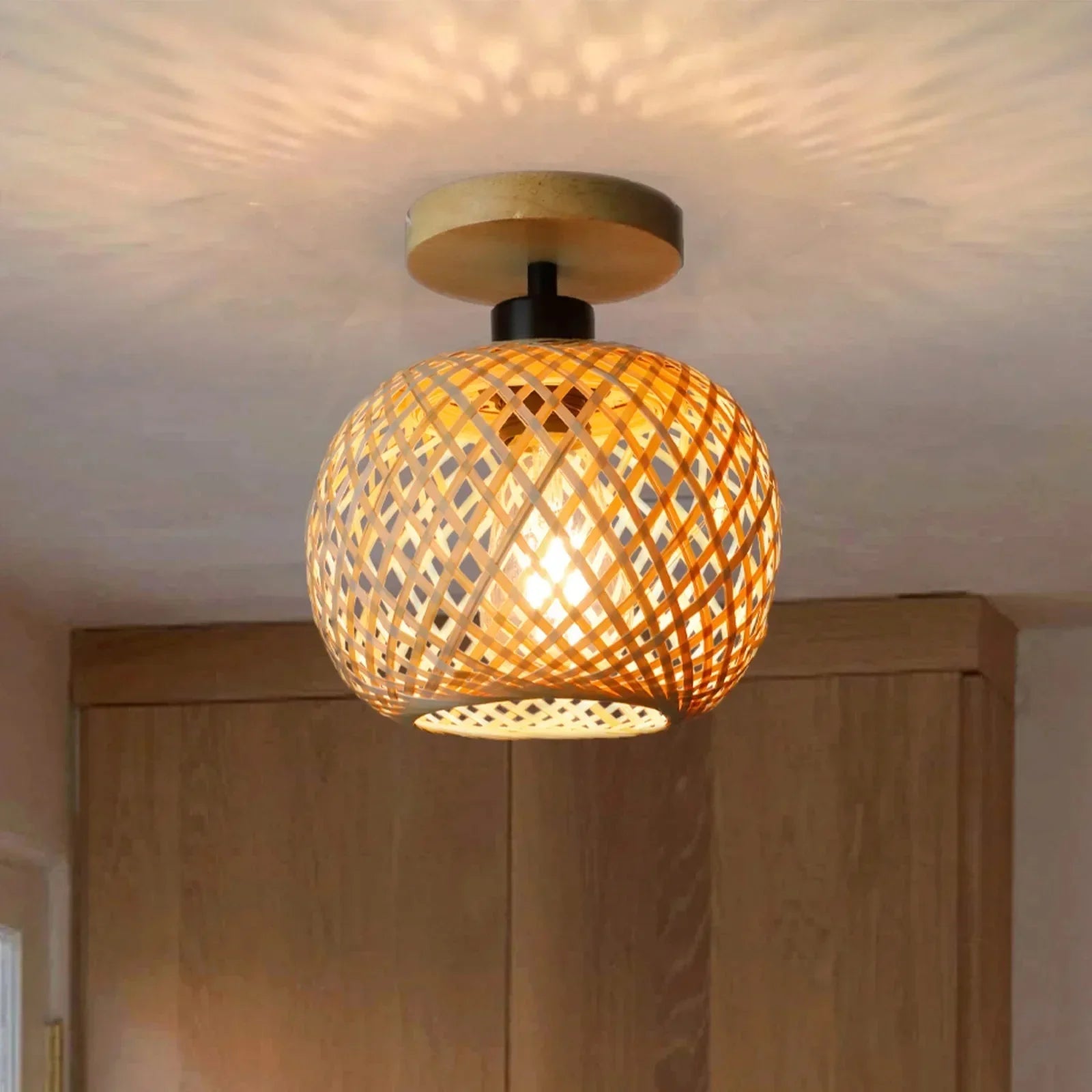 Luminária de Teto em Rattan com Fibras Naturais e Design Orgânico